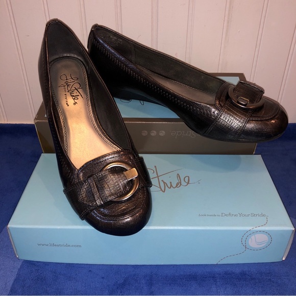 LifeStride Gray Silver 7.5 Slip-On 1” Wedge Flats w/Texture Buckle Margot Patent - Picture 4 of 8